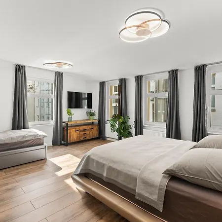 The Remise Mitte Loft, 2 Bedroom 2 Bathrooms, Living Room, Group & Family Friendly, 4- 7 Guests *