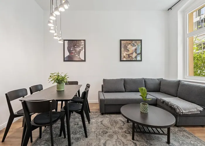 The Remise Mitte Loft, 2 Bedroom 2 Bathrooms, Living Room, Group & Family Friendly, 4- 7 Guests *