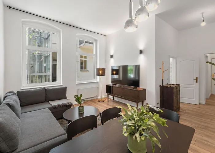 The Remise Mitte Loft, 2 Bedroom 2 Bathrooms, Living Room, Group & Family Friendly, 4- 7 Guests