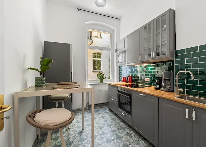 The Remise Mitte Loft, 2 Bedroom 2 Bathrooms, Living Room, Group & Family Friendly, 4- 7 Guests