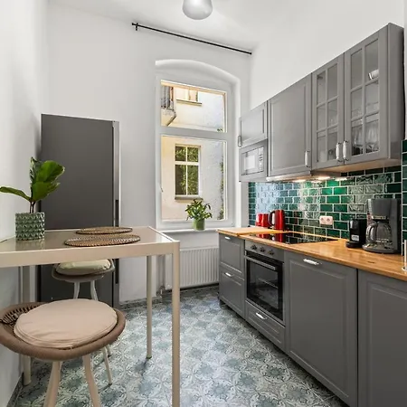 The Remise Mitte Loft, 2 Bedroom 2 Bathrooms, Living Room, Group & Family Friendly, 4- 7 Guests