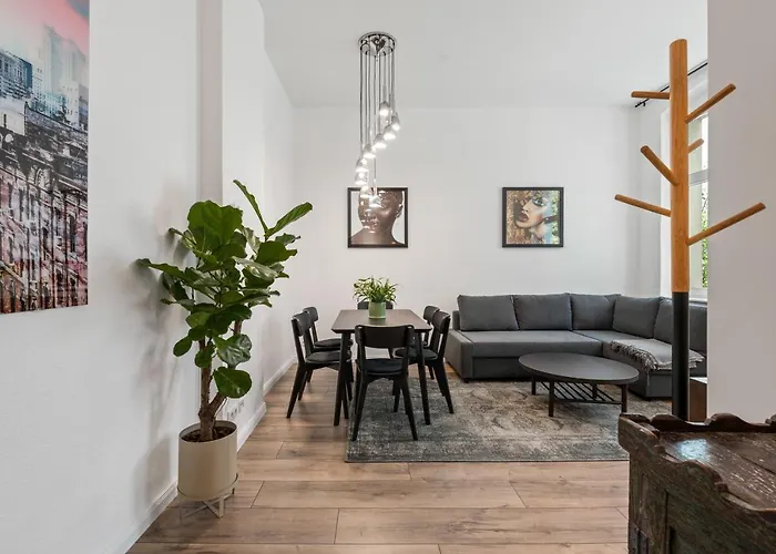 The Remise Mitte Loft, 2 Bedroom 2 Bathrooms, Living Room, Group & Family Friendly, 4- 7 Guests *