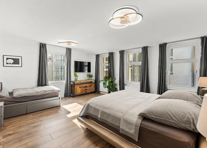 The Remise Mitte Loft, 2 Bedroom 2 Bathrooms, Living Room, Group & Family Friendly, 4- 7 Guests *