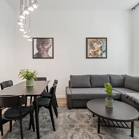 The Remise Mitte Loft, 2 Bedroom 2 Bathrooms, Living Room, Group & Family Friendly, 4- 7 Guests *