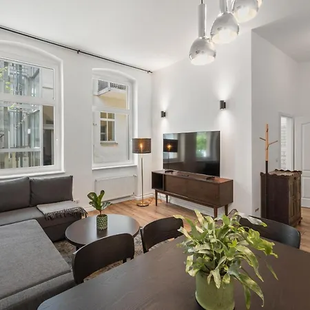 The Remise Mitte Loft, 2 Bedroom 2 Bathrooms, Living Room, Group & Family Friendly, 4- 7 Guests