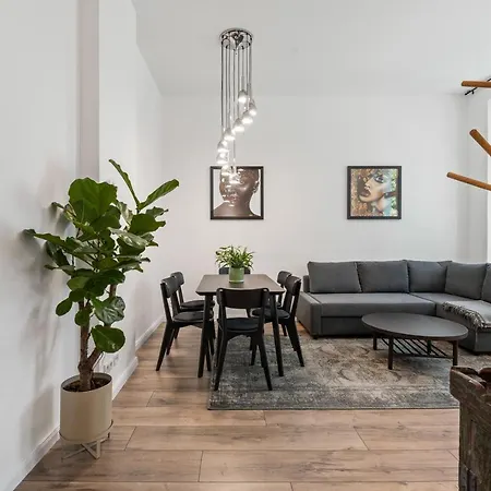 The Remise Mitte Loft, 2 Bedroom 2 Bathrooms, Living Room, Group & Family Friendly, 4- 7 Guests *