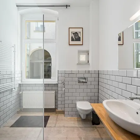 The Remise Mitte Loft, 2 Bedroom 2 Bathrooms, Living Room, Group & Family Friendly, 4- 7 Guests Berlin