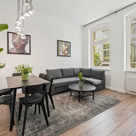 The Remise Mitte Loft, 2 Bedroom 2 Bathrooms, Living Room, Group & Family Friendly, 4- 7 Guests Lägenhet *