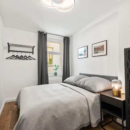 The Remise Mitte Loft, 2 Bedroom 2 Bathrooms, Living Room, Group & Family Friendly, 4- 7 Guests