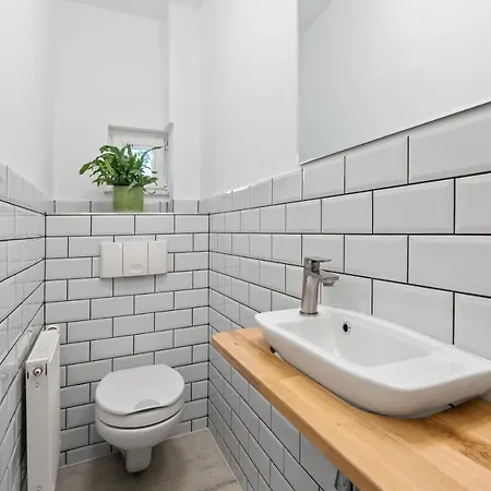 The Remise Mitte Loft, 2 Bedroom 2 Bathrooms, Living Room, Group & Family Friendly, 4- 7 Guests