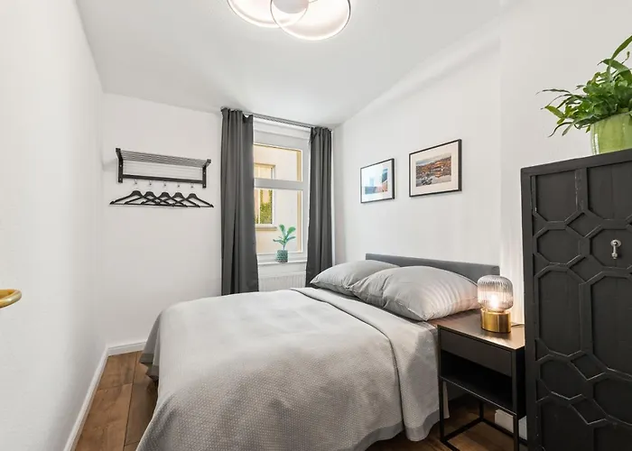 The Remise Mitte Loft, 2 Bedroom 2 Bathrooms, Living Room, Group & Family Friendly, 4- 7 Guests