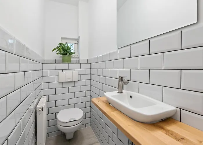 The Remise Mitte Loft, 2 Bedroom 2 Bathrooms, Living Room, Group & Family Friendly, 4- 7 Guests